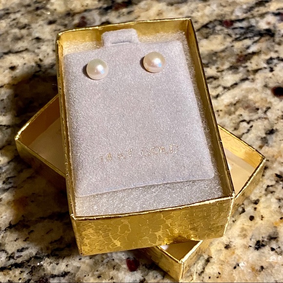 🎁14k Gold 6mm White Button Freshwater Pearl Studs - Picture 5 of 6